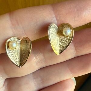 Vintage Giovanni gold tone heart faux pearl screw back earrings